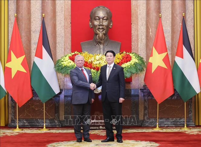 Chủ tịch nước Lương Cường và Quốc vương Jordan Abdullah II bin Al Hussein chụp ảnh chung. Ảnh: Lâm Khánh – TTXVN