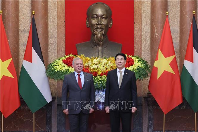 Chủ tịch nước Lương Cường và Quốc vương Jordan Abdullah II bin Al Hussein chụp ảnh chung. Ảnh: Lâm Khánh – TTXVN