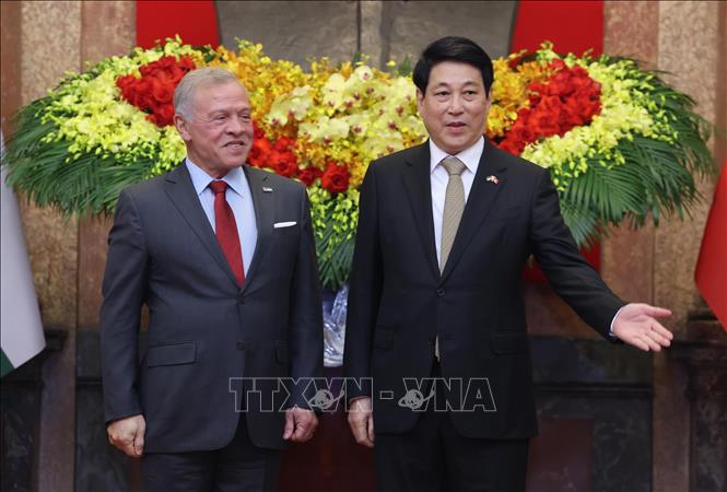Chủ tịch nước Lương Cường và Quốc vương Jordan Abdullah II bin Al Hussein chụp ảnh chung. Ảnh: Lâm Khánh – TTXVN