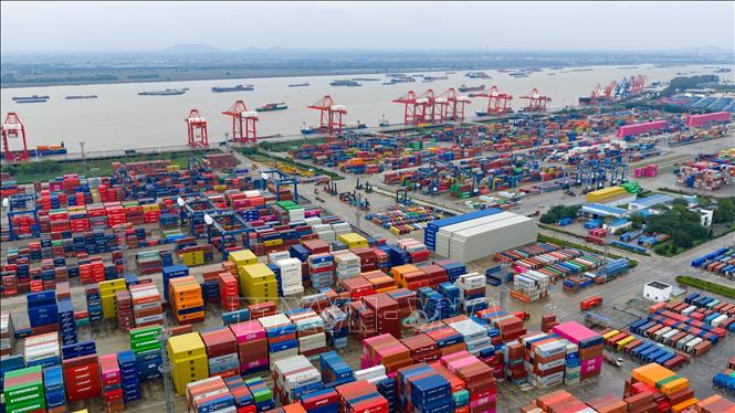 Quang cảnh cảng hàng hóa tại tỉnh Giang Tô, Trung Quốc. Ảnh: THX/TTXVN