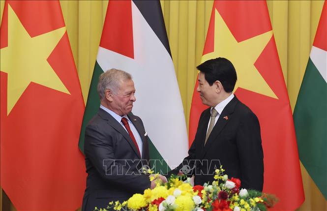 Chủ tịch nước Lương Cường và Quốc vương Jordan Abdullah II Ibn Al Hussein chụp ảnh chung trước hội đàm. Ảnh: Lâm Khánh – TTXVN