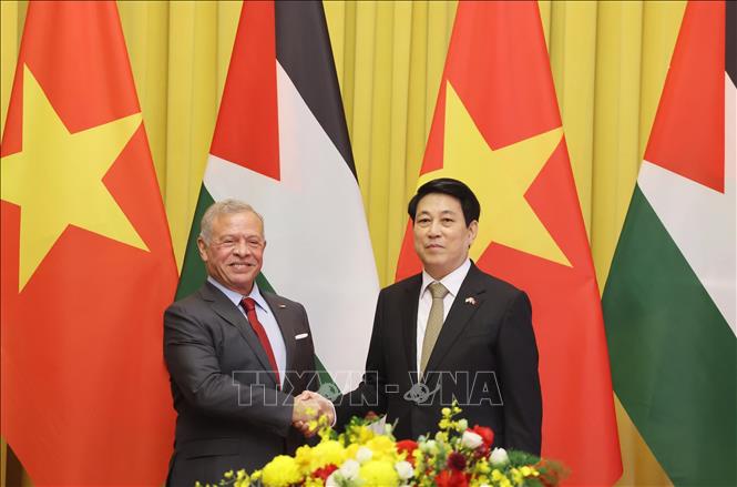 Chủ tịch nước Lương Cường và Quốc vương Jordan Abdullah II Ibn Al Hussein chụp ảnh chung trước hội đàm. Ảnh: Lâm Khánh – TTXVN
