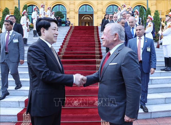 Chủ tịch nước Lương Cường tiễn Quốc vương Jordan Abdullah II Ibn Al Hussein sau hội đàm. Ảnh: Lâm Khánh – TTXVN