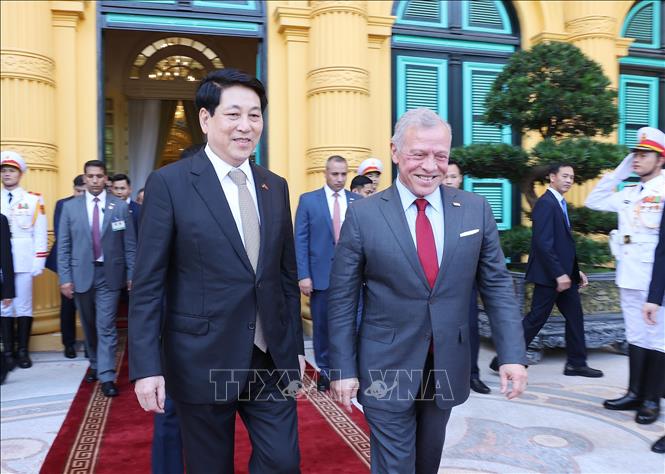 Chủ tịch nước Lương Cường tiễn Quốc vương Jordan Abdullah II Ibn Al Hussein sau hội đàm. Ảnh: Lâm Khánh – TTXVN