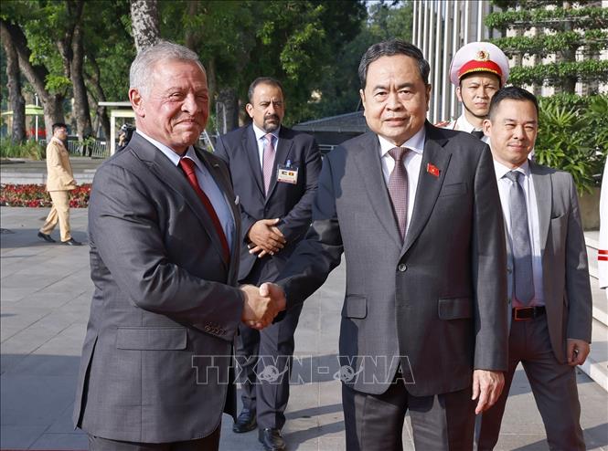 Chủ tịch Quốc hội Trần Thanh Mẫn đón Quốc vương Jordan Abdullah II Ibn Al Hussein. Ảnh: Doãn Tấn – TTXVN
