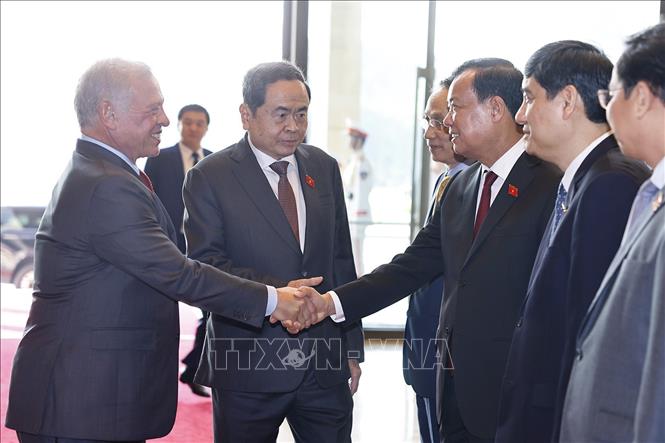 Chủ tịch Quốc hội Trần Thanh Mẫn và đại biểu đoàn Việt Nam đón Quốc vương Jordan Abdullah II Ibn Al Hussein. Ảnh: Doãn Tấn – TTXVN