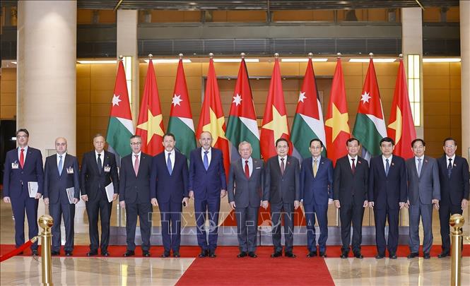 Chủ tịch Quốc hội Trần Thanh Mẫn và Quốc vương Jordan Abdullah II Ibn Al Hussein chụp ảnh lưu niệm. Ảnh: Doãn Tấn – TTXVN