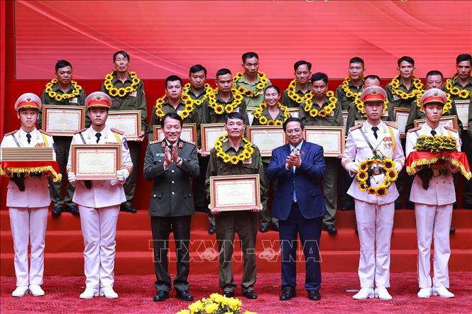 Thủ tướng Phạm Minh Chính và Đại tướng Lương Tam Quang, Bộ trưởng Bộ Công an tuyên dương các tập thể và cá nhân có thành tích xuất sắc trong phong trào bảo vệ an ninh, trật tự ở cơ sở. Ảnh: Dương Giang-TTXVN
