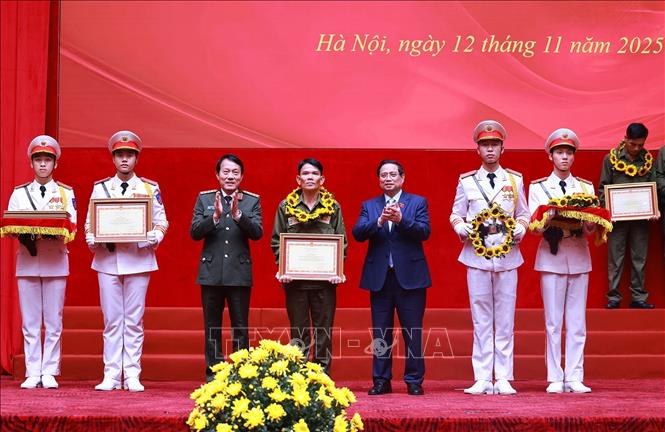 Thủ tướng Phạm Minh Chính và Đại tướng Lương Tam Quang, Bộ trưởng Bộ Công an tuyên dương các tập thể và cá nhân có thành tích xuất sắc trong phong trào bảo vệ an ninh, trật tự ở cơ sở. Ảnh: Dương Giang-TTXVN
