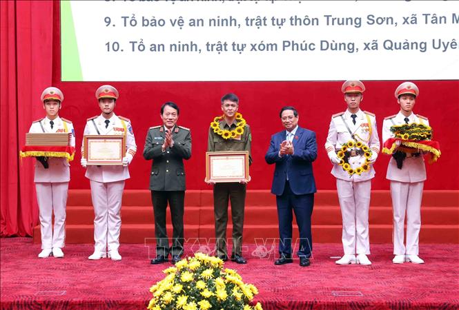 Thủ tướng Phạm Minh Chính và Đại tướng Lương Tam Quang, Bộ trưởng Bộ Công an tuyên dương các tập thể và cá nhân có thành tích xuất sắc trong phong trào bảo vệ an ninh, trật tự ở cơ sở. Ảnh: Phạm Kiên - TTXVN