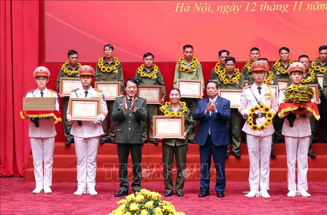 Thủ tướng Phạm Minh Chính và Đại tướng Lương Tam Quang, Bộ trưởng Bộ Công an tuyên dương các tập thể và cá nhân có thành tích xuất sắc trong phong trào bảo vệ an ninh, trật tự ở cơ sở. Ảnh: Phạm Kiên - TTXVN