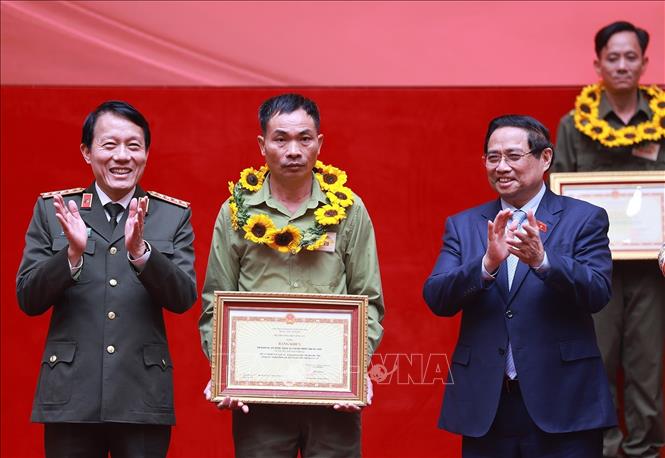 Thủ tướng Phạm Minh Chính và Đại tướng Lương Tam Quang, Bộ trưởng Bộ Công an vinh danh các cá nhân có thành tích xuất sắc trong phong trào bảo vệ an ninh, trật tự ở cơ sở. Ảnh: Dương Giang-TTXVN
