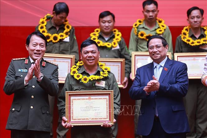 Thủ tướng Phạm Minh Chính và Đại tướng Lương Tam Quang, Bộ trưởng Bộ Công an vinh danh các cá nhân có thành tích xuất sắc trong phong trào bảo vệ an ninh, trật tự ở cơ sở. Ảnh: Dương Giang-TTXVN
