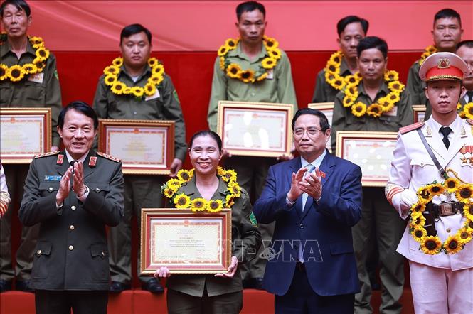 Thủ tướng Phạm Minh Chính và Đại tướng Lương Tam Quang, Bộ trưởng Bộ Công an vinh danh các cá nhân có thành tích xuất sắc trong phong trào bảo vệ an ninh, trật tự ở cơ sở. Ảnh: Dương Giang-TTXVN
