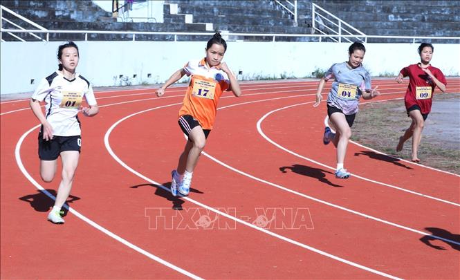 Học sinh thi đấu các cự ly chạy nam và nữ tại Giải Điền kinh học sinh phổ thông tỉnh Lạng Sơn năm 2025. Ảnh: Anh Tuấn - TTXVN 