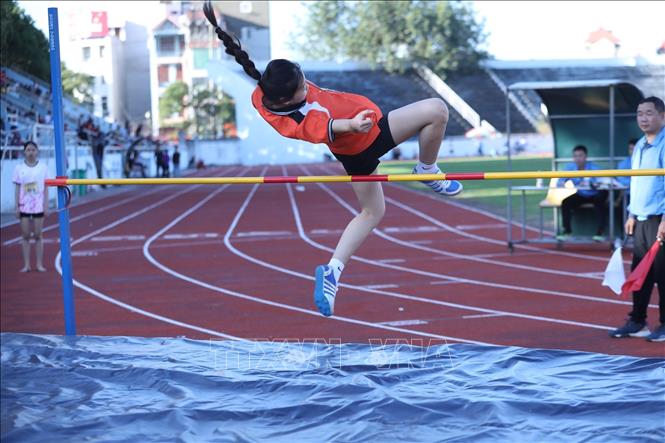 Các học sinh thi đấu nội dung nhảy cao nữ tại Giải Điền kinh học sinh phổ thông tỉnh Lạng Sơn năm 2025. Ảnh: Anh Tuấn - TTXVN 