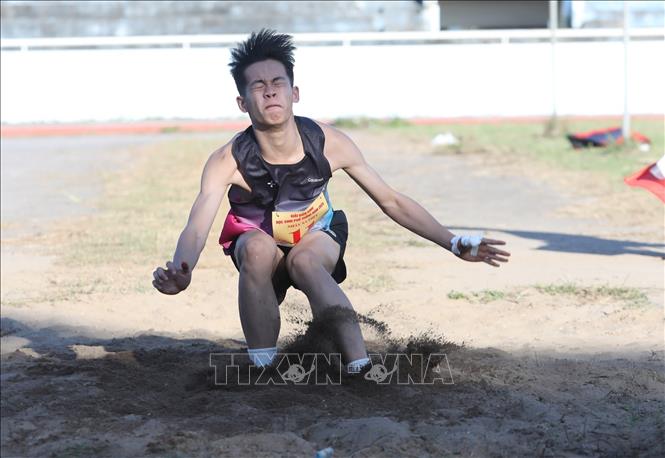 Học sinh thi đấu nội dung nhảy xa tại Giải Điền kinh học sinh phổ thông tỉnh Lạng Sơn năm 2025. Ảnh: Anh Tuấn - TTXVN 
