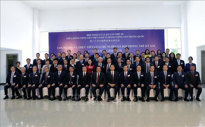 Các đại biểu tham dự Hội thảo chụp ảnh lưu niệm. Ảnh: Đại Nghĩa - TTXVN