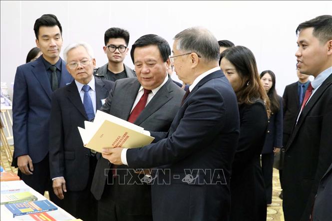 Đồng chí Nguyễn Xuân Thắng và đồng chí Lý Thư Lỗi cùng các đoàn đại biểu Việt Nam - Trung Quốc xem triển lãm ảnh và sách nhân dịp 20 năm Hội thảo. Ảnh: Đại Nghĩa - TTXVN