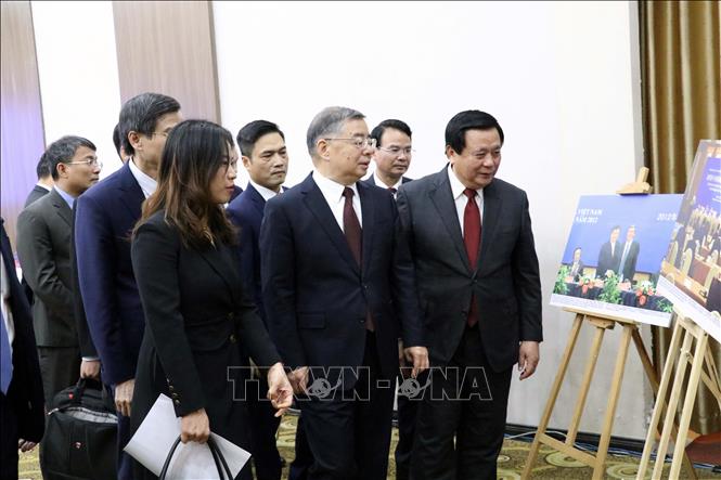 Đồng chí Nguyễn Xuân Thắng và đồng chí Lý Thư Lỗi cùng các đoàn đại biểu Việt Nam - Trung Quốc xem triển lãm ảnh và sách nhân dịp 20 năm Hội thảo. Ảnh: Đại Nghĩa - TTXVN