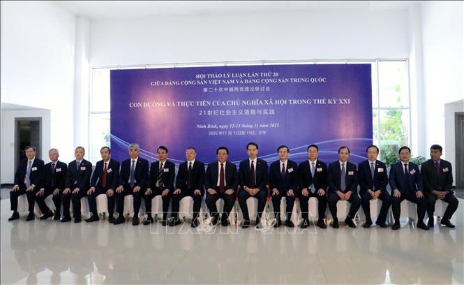 Đồng chí Nguyễn Xuân Thắng và đồng chí Lý Thư Lỗi cùng các đoàn đại biểu Việt Nam - Trung Quốc chụp ảnh tại Hội thảo. Ảnh: Đại Nghĩa - TTXVN