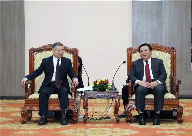 Đồng chí Nguyễn Xuân Thắng và đồng chí Lý Thư Lỗi hội kiến. Ảnh: Đại Nghĩa – TTXVN 