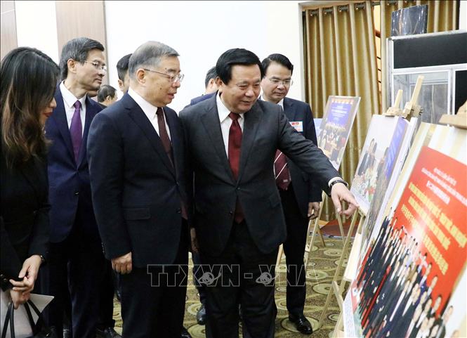 Đồng chí Nguyễn Xuân Thắng và đồng chí Lý Thư Lỗi cùng các đoàn đại biểu Việt Nam - Trung Quốc xem triển lãm ảnh và sách nhân dịp 20 năm Hội thảo. Ảnh: Đại Nghĩa - TTXVN