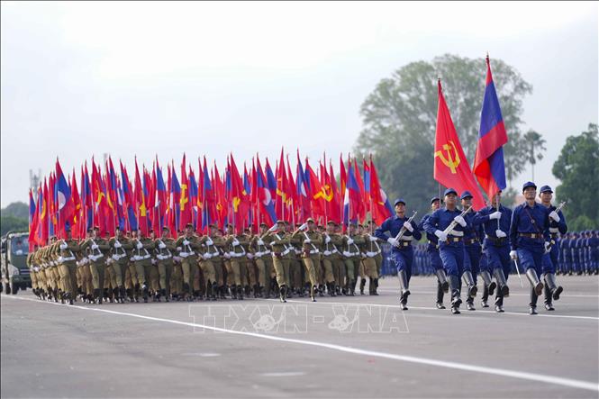 Khối cờ Tổ quốc Lào và cờ Đảng nhân dân cách mạng Lào. Ảnh: Đỗ Bá Thành - PV TTXVN tại Lào