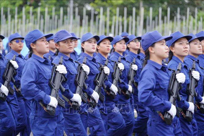 Một khối nữ Bộ Quốc phòng Lào đang tham gia diễu binh, diễu hành tại buổi hợp luyện. Ảnh: Đỗ Bá Thành - PV TTXVN tại Lào