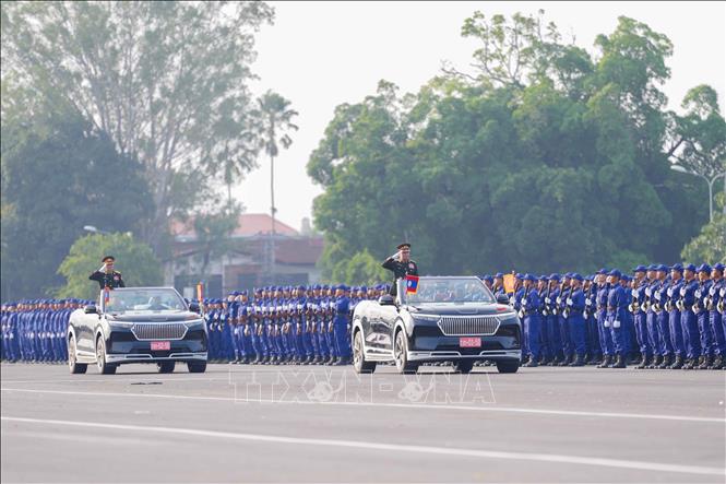 Lào sẵn sàng cho buổi diễu binh diễu hành chào mừng 50 năm Quốc khánh. Ảnh: Đỗ Bá Thành. PV TTXVN tại Lào
