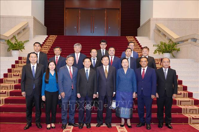 Tổng Bí Thư, Chủ tịch nước Lào Thongloun Sisoulith với đoàn đại biểu Việt Nam và Lào chụp ảnh chung. Ảnh: Đỗ Bá Thành - PV TTXVN tại Lào