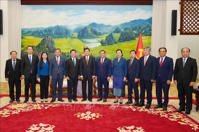 Tổng Bí Thư, Chủ tịch nước Lào Thongloun Sisoulith với đoàn đại biểu Việt Nam và Lào chụp ảnh chung. Ảnh: Đỗ Bá Thành - PV TTXVN tại Lào