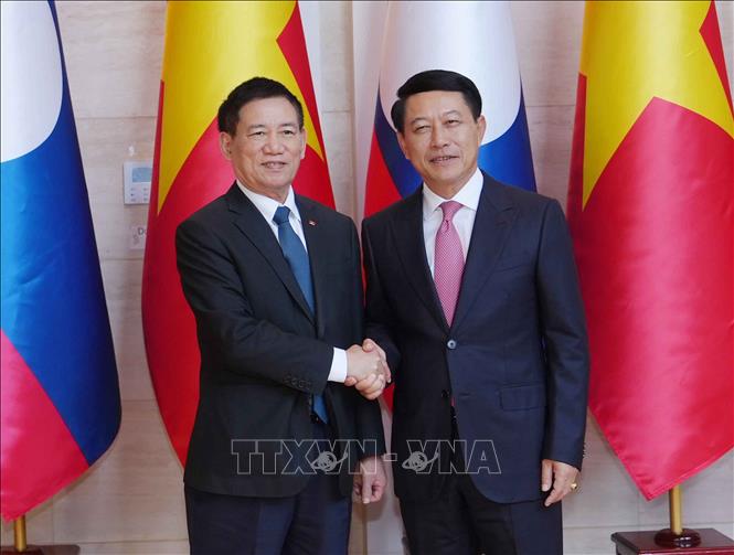 Phó Thủ tướng Hồ Đức Phớc với  Phó Thủ tướng Chính phủ Lào Saleumxay Kommasith. Ảnh: Đỗ Bá Thành - PV TTXVN tại Lào