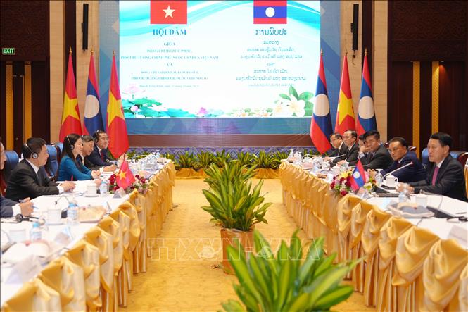 Phó Thủ tướng Hồ Đức Phớc hội đàm với Phó Thủ tướng Chính phủ Lào Saleumxay Kommasith. Ảnh: Đỗ Bá Thành - PV TTXVN tại Lào