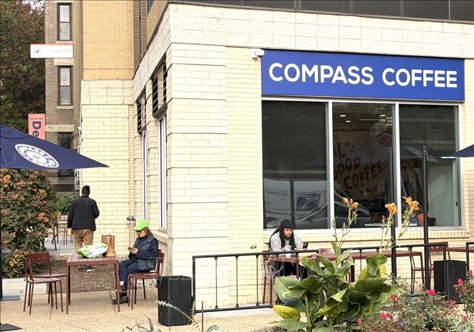 Một góc quán Compass Coffee ở Washington D.C., nơi người dân tận hưởng cà phê ngoài trời. Ảnh: Ngọc Quang, PV TTXVN tại Mỹ.