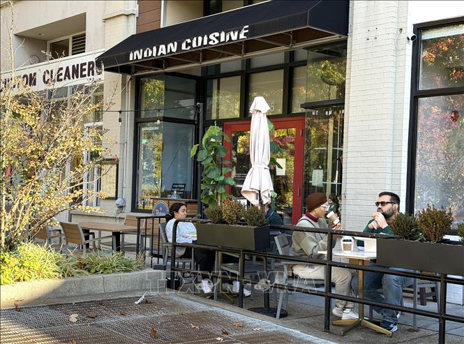 Người dân thưởng thức cà phê tại một quán ở Washington D.C. Ảnh: Ngọc Quang, PV TTXVN tại Mỹ.