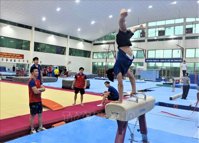 Các vận động viên Thể dục dụng cụ đang tập luyện dưới sự chỉ đạo của huấn luyện viên. Ảnh: Nam Sương - TTXVN