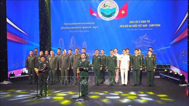 Sỹ quan trẻ 2 nước Việt Nam - Campuchia đọc Quyết tâm thư cùng chung tay bảo vệ biên giới hòa bình, hữu nghị, phát triển. Ảnh: Minh Phú – TTXVN