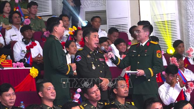 Đại tá Lun Luch, Trung đoàn trưởng, Trung đoàn Bảo vệ biên giới, Quân khu đặc biệt, Bộ Tư lệnh Lục quân Campuchia chia sẻ về tình hữu nghị Việt Nam – Campuchia. Ảnh: Minh Phú – TTXVN