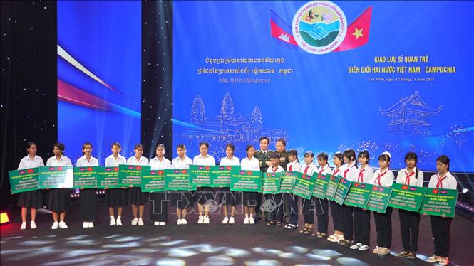 Bộ Quốc phòng trao tặng học bổng cho 60 học sinh có hoàn cảnh khó khăn của hai nước. Ảnh: Minh Phú – TTXVN