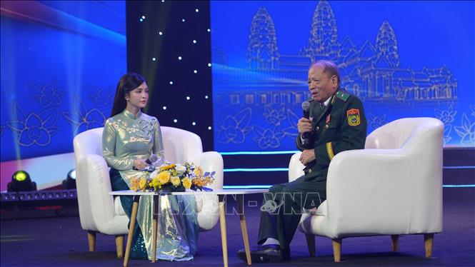 Thiếu tướng Nguyễn Kim Khanh, nguyên Phó Tư lệnh Bộ đội Biên phòng, nguyên Phó Chủ nhiệm Uỷ ban Quốc phòng an ninh của Quốc hội chia sẻ kỷ niệm về thời gian trực tiếp tham gia chiến đấu giúp nhân dân Campuchia thoát khỏi thảm họa diệt chủng. Ảnh: Minh Phú – TTXVN