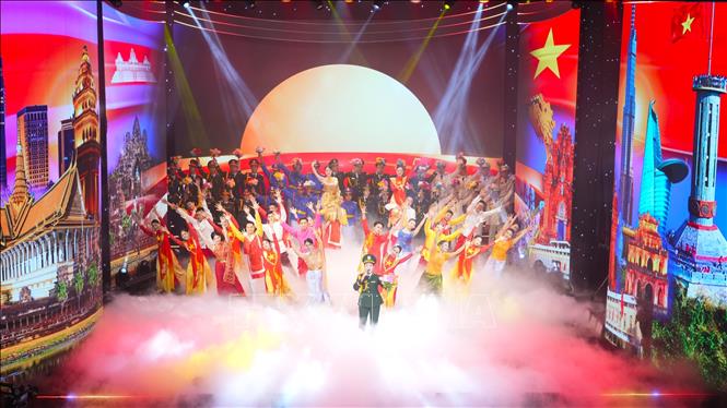 Tiết mục biểu diễn do Đoàn văn công Bộ đội Biên phòng Việt Nam và Đoàn Văn công Quân đội Hoàng gia Campuchia biểu diễn. Ảnh: Minh Phú – TTXVN