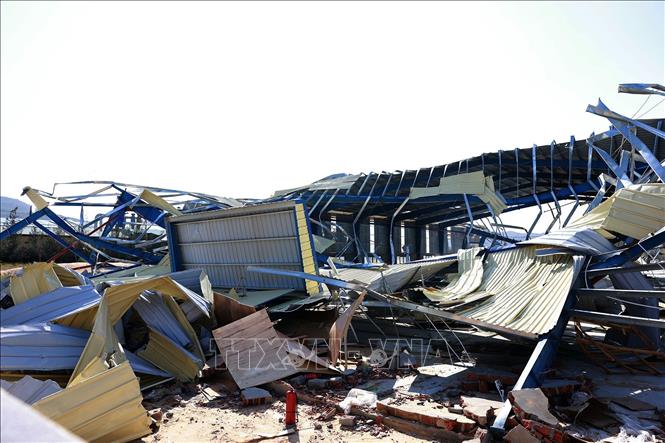 Nhiều nhà xưởng sản xuất tại Khu kinh tế Nhơn Hội bị thiệt hại do bão số 13. Ảnh: Dương Giang-TTXVN 
