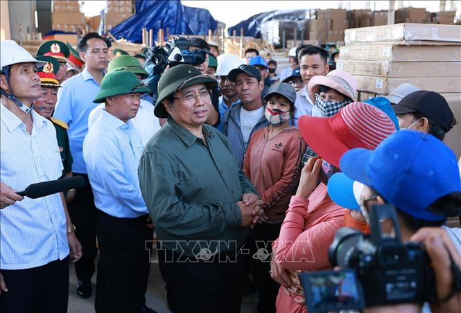 Thủ tướng Phạm Minh Chính động viên người lao động tại Khu kinh tế Nhơn Hội. Ảnh: Dương Giang-TTXVN 
