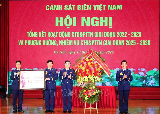 Trung tướng Bùi Quốc Oai, Chính ủy Bộ Tư lệnh Cảnh sát biển Việt Nam chúc mừng hội nghị. Ảnh: Trọng Đức - TTXVN