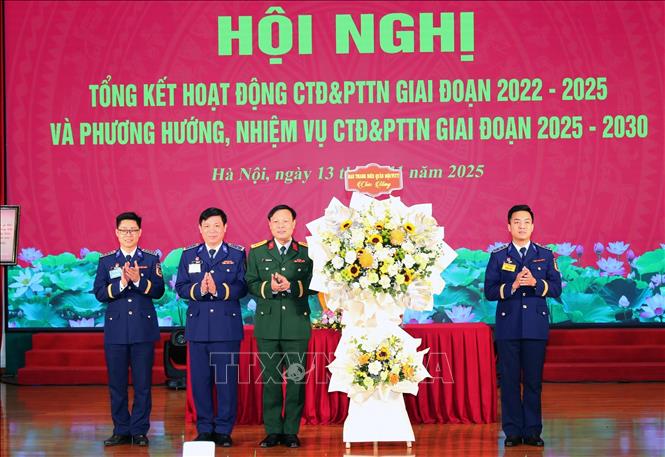 Lãnh đạo Ban Thanh niên Quân đội chúc mừng hội nghị. Ảnh: Trọng Đức - TTXVN