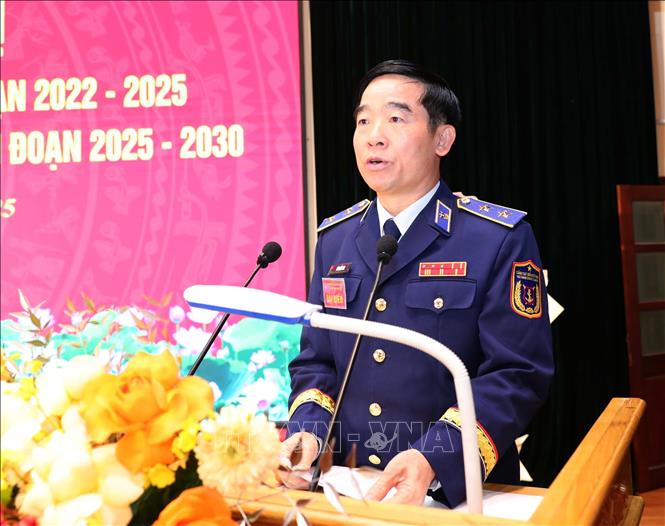 Trung tướng Bùi Quốc Oai, Chính ủy Bộ Tư lệnh Cảnh sát biển Việt Nam phát biểu chỉ đạo hội nghị. Ảnh: Trọng Đức - TTXVN