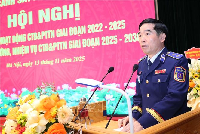 Trung tướng Bùi Quốc Oai, Chính ủy Bộ Tư lệnh Cảnh sát biển Việt Nam phát biểu chỉ đạo hội nghị.  Ảnh: Trọng Đức - TTXVN