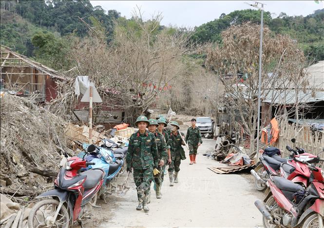 Cán bộ, chiến sĩ Tiểu đoàn 1, Trung đoàn 750, Bộ chỉ huy quân sự tỉnh Thái Nguyên về thôn Kim Vân, hỗ trợ người dân khắc phục hậu quả thiên tai. Ảnh: Hoàng Nguyên - TTXVN