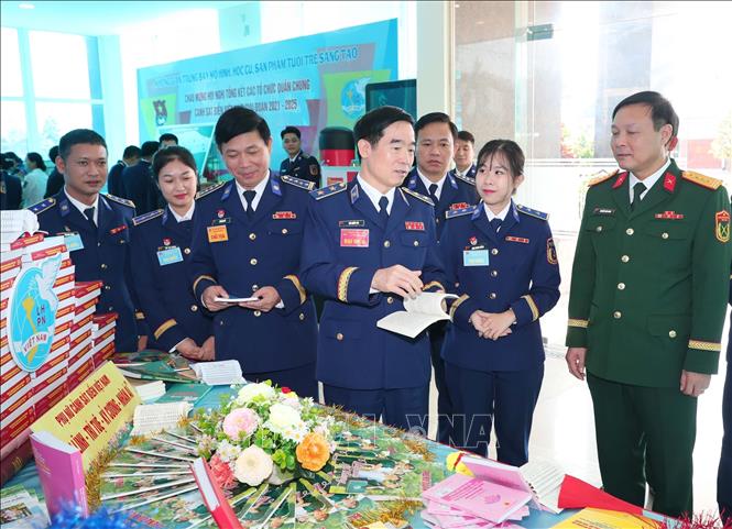 Lãnh đạo Cảnh sát biển Việt Nam, Ban Thanh niên Quân đội và các đại biểu tham quan khu trưng bày sách báo, tài liệu về sự phát triển của Cảnh sát biển Việt Nam. Ảnh: Trọng Đức - TTXVN